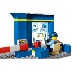 Конструктор LEGO City 60370 Побег из полицейского участка